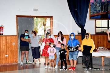 Presentanción en la sede del colectivo vecinal de Jiámar del puzzle más grande del mundo, montado por Tomás Torres/Antonio Alí.